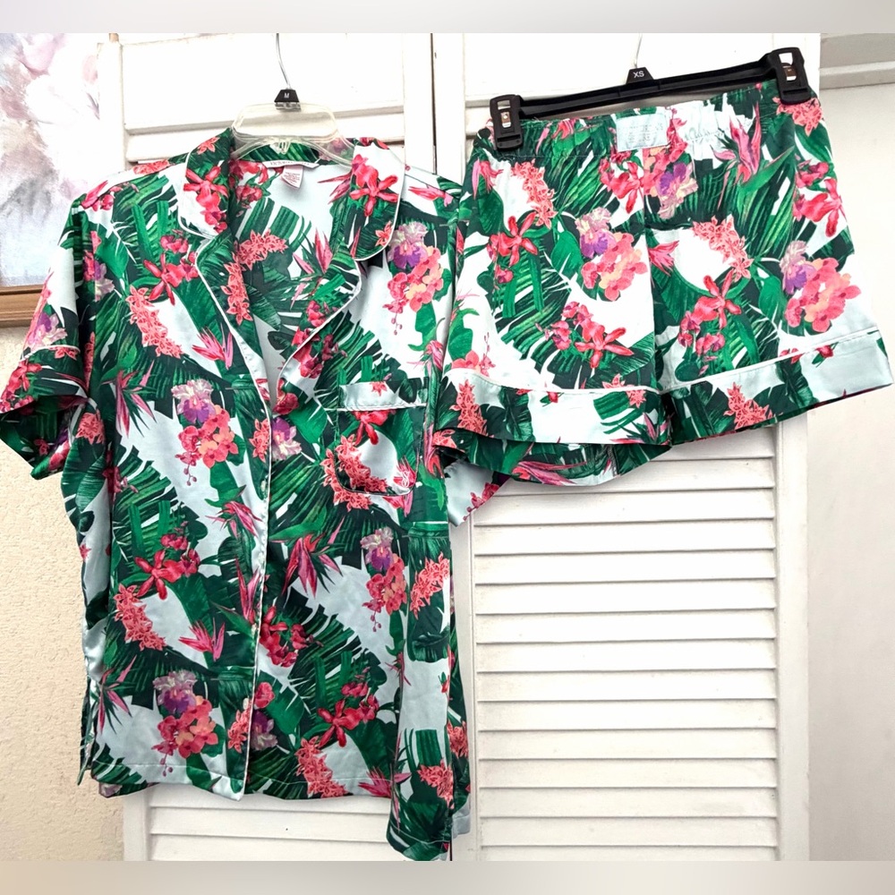 VICTORIA’S SECRET Tropical Floral Satin set shorts and button shirt with pocket - Picture 5 of 15